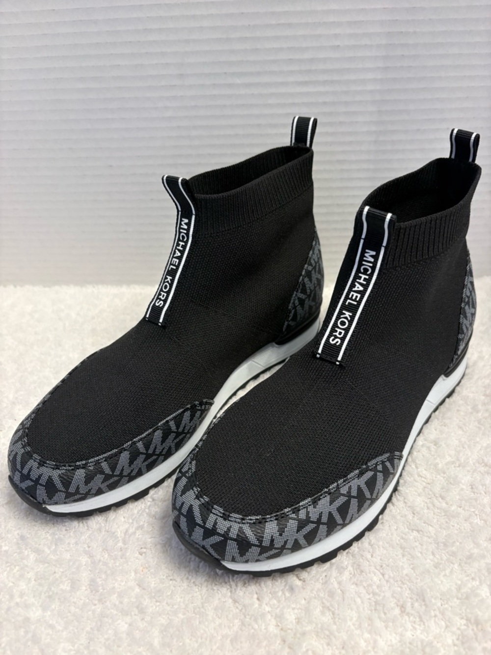 Michael Kors Skyler Stretch-Knit
Sock Sneaker Kids Size 3 NWOT